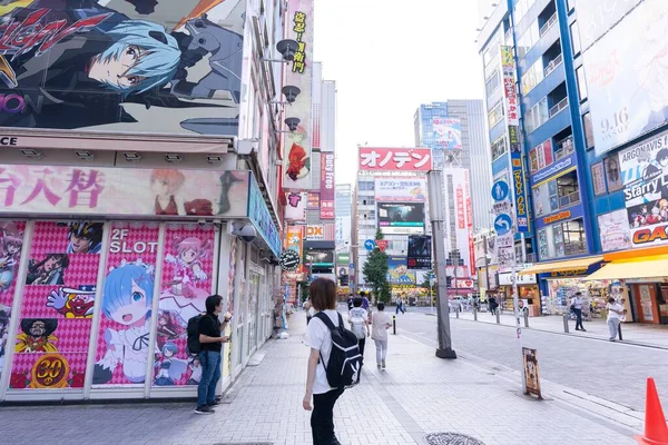 Акіхабара Япон Серпня 2020 Року Люди Йдуть Біля Будинку Пачінко — стокове фото