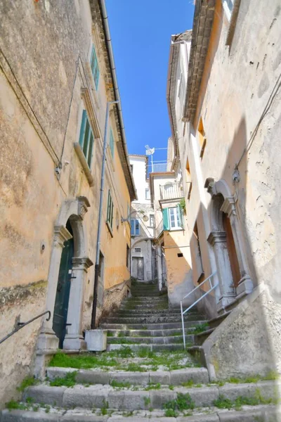 Leere Steintreppen Mit Topfpflanzen Zwischen Alten Häusern Von Morcone Italien — Stockfoto