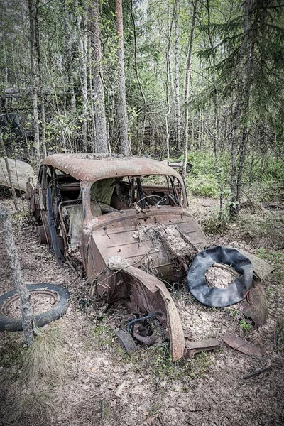 Cemitério Carro Está Situado Uma Floresta — Fotografia de Stock