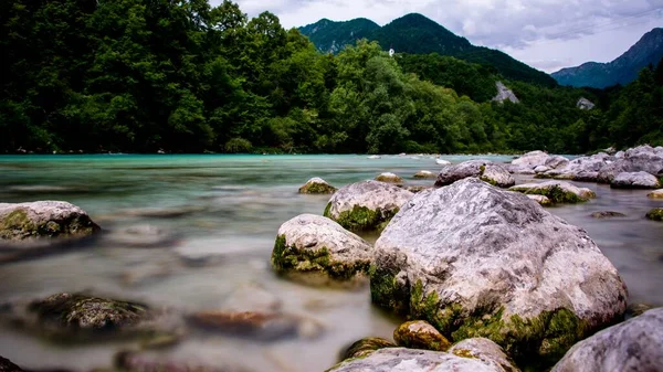 Крупним Планом Скелі Березі Річки Гладким Шовковим Впливом Воду — стокове фото