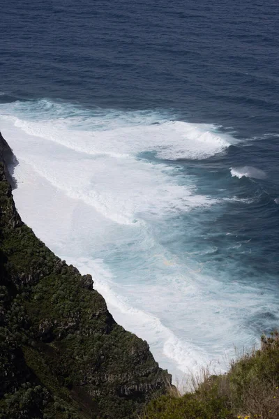 崖を打つ海の波の垂直ビュー 夏の雰囲気の背景のための良い試合 — ストック写真
