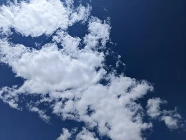 Una Hermosa Nube Blanca Cielo Azul —  Fotos de Stock