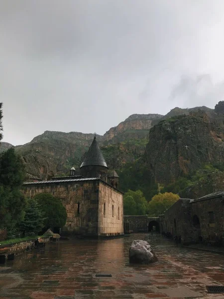 Вертикальный Снимок Монастыря Гегард Мрачный Дождливый День Армения — стоковое фото