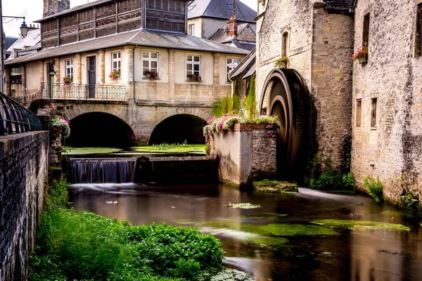 Una Hermosa Toma Canal Agua Molino Bayeux Calvados Francia —  Fotos de Stock