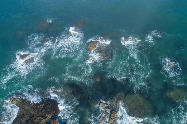 海岸岩上の波の空中トップビュー — ストック写真