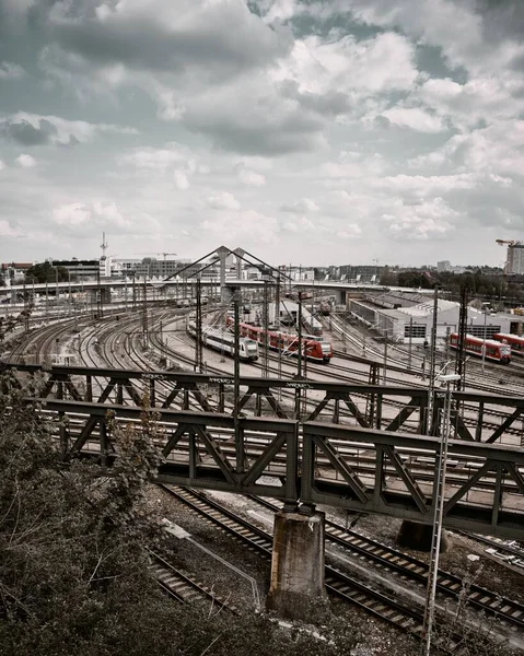 Κάθετη Θέα Των Σιδηροδρόμων Του Σιδηροδρομικού Σταθμού Μια Συννεφιασμένη Ημέρα — Φωτογραφία Αρχείου