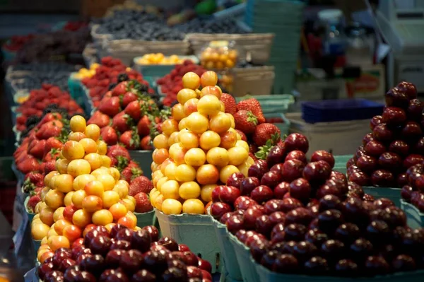 Tiro Foco Seletivo Cereja Rainier Amarela Frutas Cranberry Mercado — Fotografia de Stock