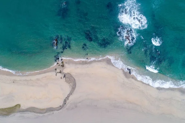 Küçük dereli bir sahilin insansız hava görüntüsü.