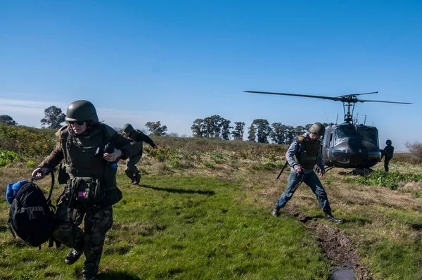 Los Periodistas Oficiales Prensa Militar Que Participan Entrenamiento Ambiental Hostil —  Fotos de Stock