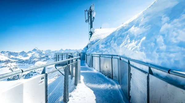 Een Metalen Brug Bedekt Met Sneeuw Beierse Alpen Oberstdorf Allgau — Stockfoto