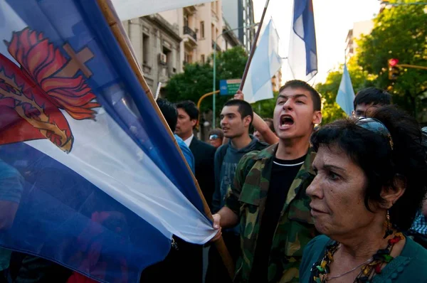 右翼天主教反堕胎示威者对在阿根廷布宜诺斯艾利斯举行的支持堕胎集会的反应 — 图库照片