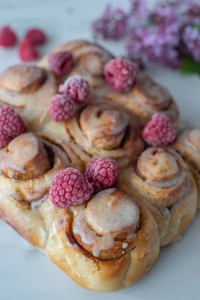 Eine Nahaufnahme Von Köstlichen Frisch Gebackenen Zimtrollen Mit Himbeeren — Stockfoto