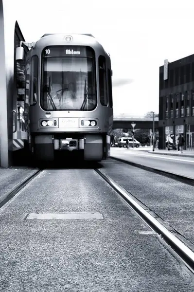 Eine Vertikale Graustufenaufnahme Einer Bahn Hannover Der Haltestelle — Stockfoto