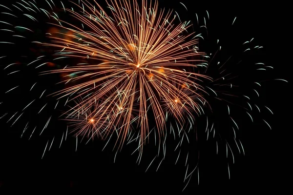Novoroční Sváteční Ohňostroj Jasné Paprsky Světla Výbuchu Pyrotechniky Proti Tmavé — Stock fotografie