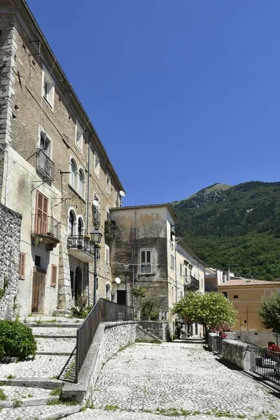 Una Calle Estrecha Rodeada Edificios Pedregosos Pueblo San Donato Val —  Fotos de Stock