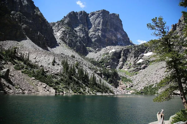 Malowniczy Widok Jezioro Zielonym Lasem Sosnowym Zboczu Gór Skalistych Kolorado — Zdjęcie stockowe