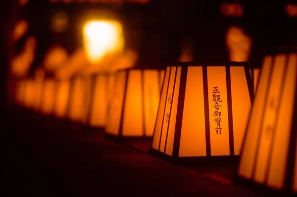 Uma Vista Belas Lanternas Japonesas Dispostas Fileiras Emitindo Luz — Fotografia de Stock