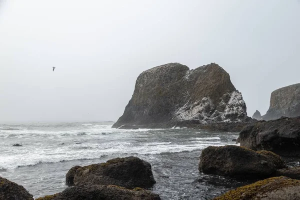 Dalgaların Kasvetli Havada Islaklığı Yıkadığı Bir Deniz Veya Okyanus Manzarası — Stok fotoğraf