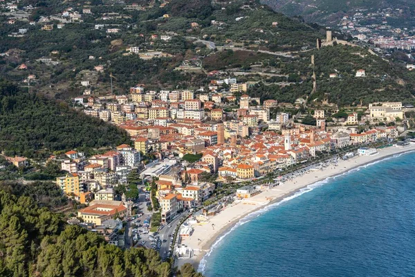 イタリア サヴォーナ近郊のリグーリア地方の絵のような町ノリの空中風景 — ストック写真