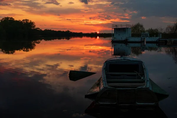 ベラルーシの古い船で川の上に夕日の美しい景色 — ストック写真