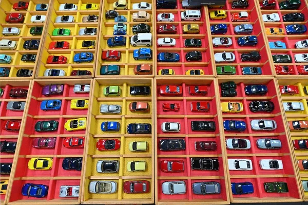 コレクターや愛好家のためのヴィンテージおもちゃの車の販売ブース — ストック写真