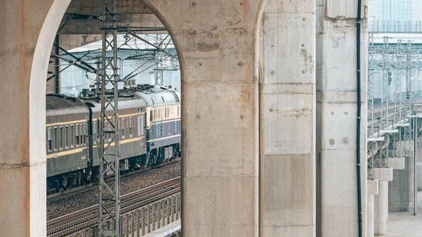 Uma Locomotiva Nos Carris Ponte — Fotografia de Stock