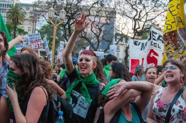 Választáspárti Tüntetők Tiltakozása Egy Abortuszpárti Gyűlésen Buenos Airesben Argentínában — Stock Fotó