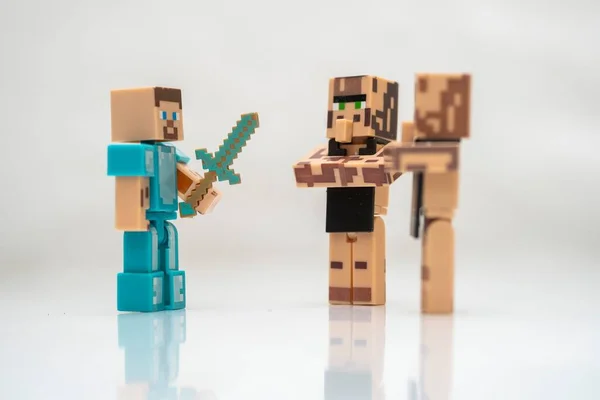 Primer Plano Las Figuras Acción Minecraft Sobre Fondo Blanco — Foto de Stock