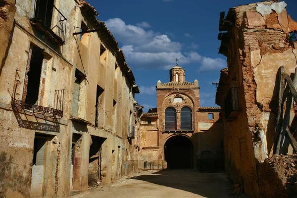 Főbejárat Elhagyott Falu Belchite Spanyolország Elpusztult Polgárháború — Stock Fotó