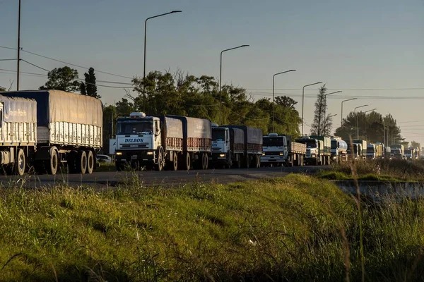 Widok Duży Ruch Załadowanych Samochodów Ciężarowych Trasie Prowadzącej Doków Rosario — Zdjęcie stockowe