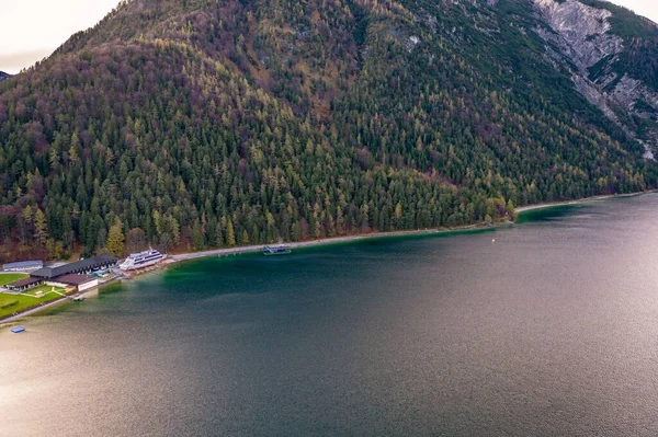 Une Vue Aérienne Lac Achen Avec Montagne Arrière Plan Autriche — Photo