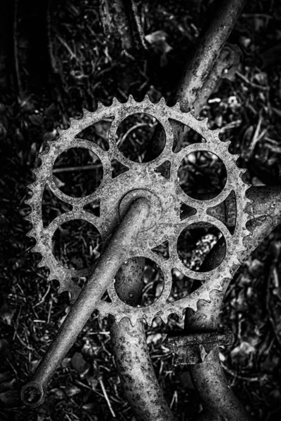 Araba Mezarlığında Terk Edilmiş Bir Bisiklet — Stok fotoğraf