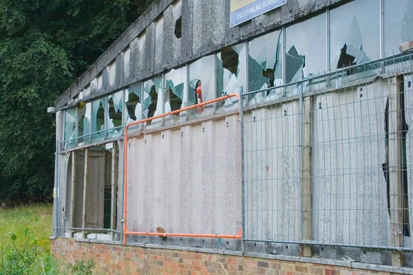 Egy Elhagyatott Elhagyatott Épület Törött Üvegablakokkal Erdőben Nappal — Stock Fotó