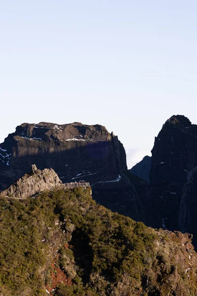 青い空に対する山の垂直方向の景色 風光明媚な自然 — ストック写真