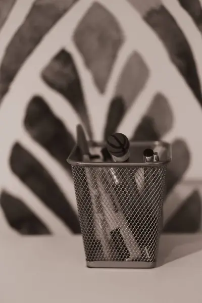 Ahşap Bir Masanın Üzerinde Kurşun Kalemler Olan Metal Bir Izgara — Stok fotoğraf