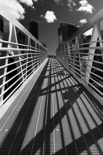 在阳光明媚的华盛顿 一座高楼背景下的一座纵向大桥 — 图库照片