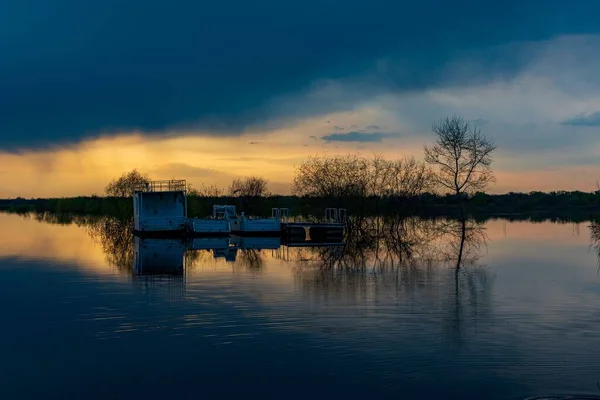 ベラルーシの夕日の川で放棄されたボートの美しい景色 — ストック写真