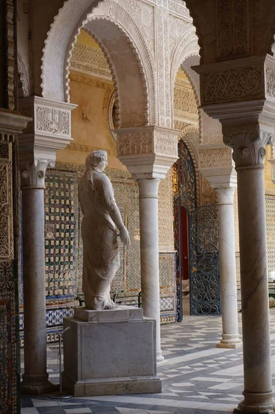 Colpo Verticale Una Statua Nel Cortile Vecchio Edificio Medievale Con — Foto Stock
