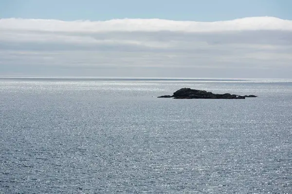 Denizin Ortasında Küçük Bir Ada — Stok fotoğraf