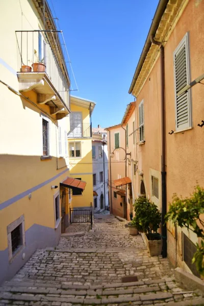 Tiro Vertical Uma Rua Estreita Entre Casas Antigas Morcone Itália — Fotografia de Stock
