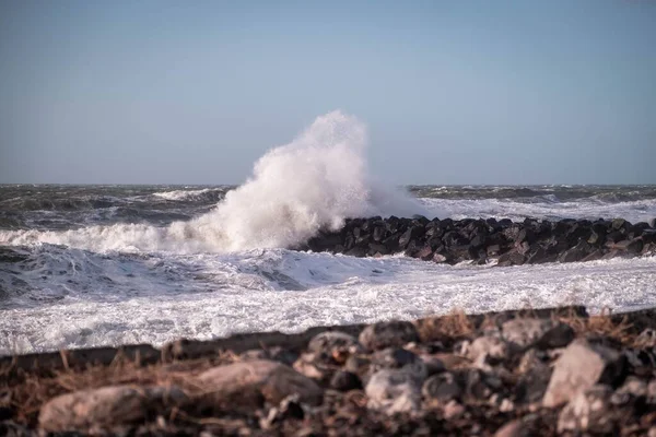 Die Meereswellen Krachen Auf Den Strand — Stockfoto