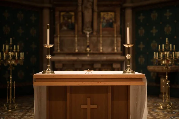 Ett Religiöst Altare Kyrkan Med Ljus Och Ett Kristet Kors — Stockfoto