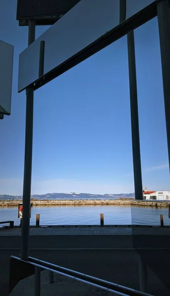 Colpo Verticale Edificio Specchio Con Vista Sul Mare Sulle Montagne — Foto Stock