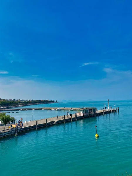 Cielo Azul Sobre Mar Con Muelle Madera Día Soleado Verano — Foto de Stock