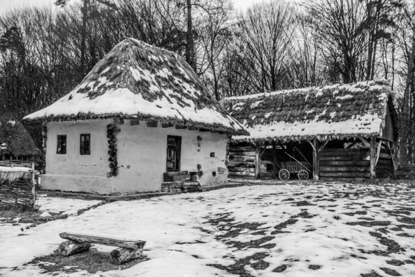 Зовнішній Вигляд Старого Румунського Будинку Сараєм Зимовий Час Вистрілений Сірому — стокове фото