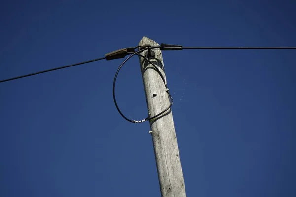 Dráty Vrchol Starého Dřevěného Telegrafního Sloupu Malá Pavučina Pravé Straně — Stock fotografie