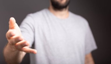 Bir erkeğin el hareketi yaparken sığ bir odak noktası.