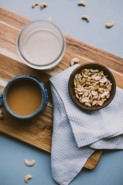 Tahta bir tahtanın üzerinde sütlü ve kahveli kaju.