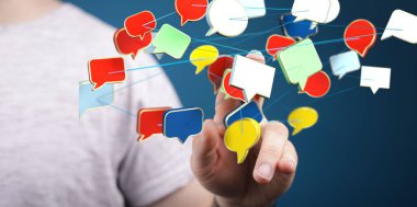 Bir elin yanında renkli konuşma baloncuklarının 3D görüntüsü