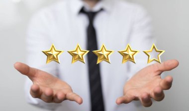 Resmi giyinmiş bir insan ellerini 3D yıldız derecesine doğru uzatıyor.